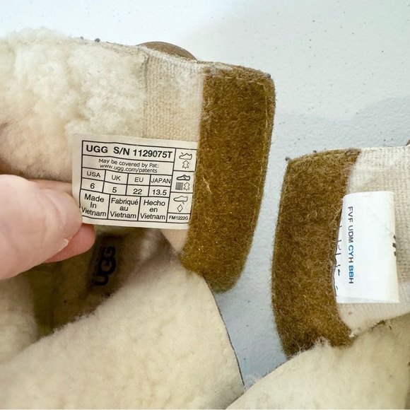 UGG Keelan Embossed boot Toddler Size 6 - Picture 4 of 9